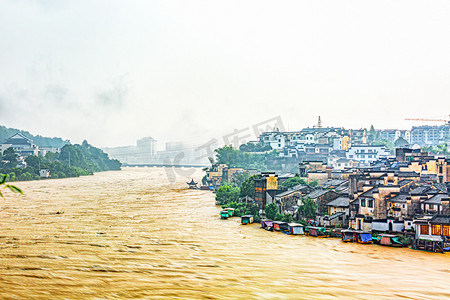 洪水一级摄影照片_洪水清晨房屋山城流动摄影图配图