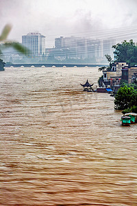 环绕流动光白摄影照片_洪水早上房屋山城流动摄影图配图