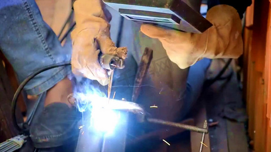 铁艺工人电焊工作实拍
