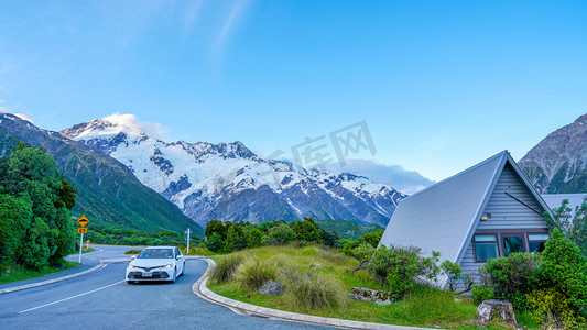 雪山木屋下午雪山木屋旅游度假摄影图配图