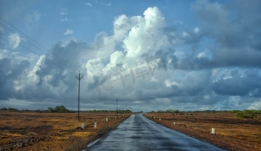 竖条印度花摄影照片_季风中乌云密布的湿路