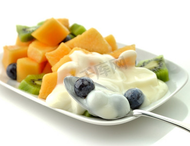 水果和酸奶汤匙特写