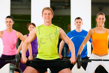 五人一组，在健身房或健身俱乐部使用杠铃锻炼，以获得力量和健身