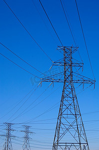 由输电塔和电线组成的网络。