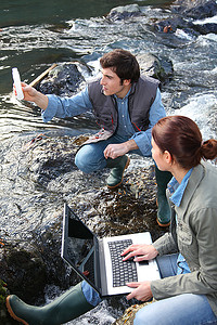 生物学家测试天然河流的水