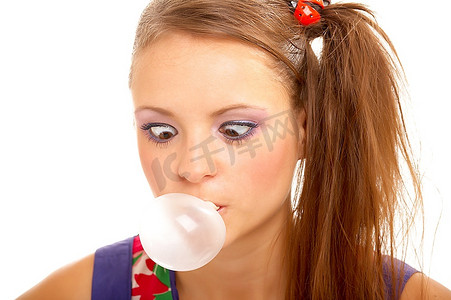 这个有趣的女孩变成了斗牛眼，在白色的背景上看着膨胀的气泡