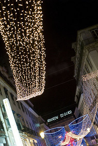 里斯本购物区的圣诞彩灯