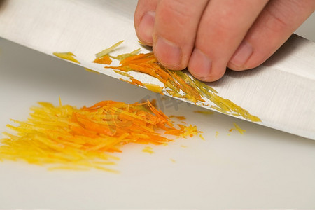 香橘摄影照片_男子用切碎的香橘和柠檬皮制作甜点