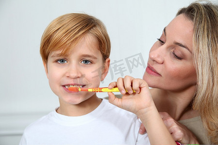 妈妈教小男孩刷牙