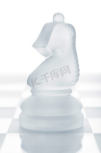 横板海报夏季摄影照片_玻璃国际象棋骑士是站在船上，从白色背景切出来