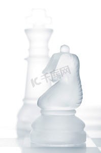 象棋骑士是保卫皇后，从白色中切出来