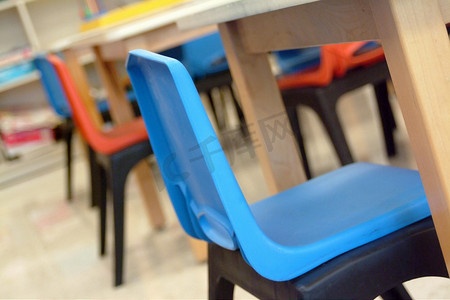 育人摄影照片_初中教室里的椅子。