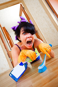 疯狂工作摄影照片_家庭主妇在房子里洗地板