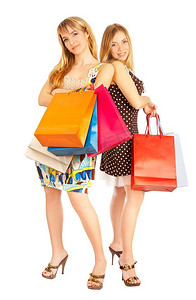 两个拿着包的女孩。比较购物。大减价！