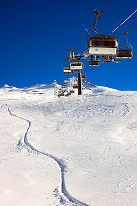 采冰摄影照片_升降椅和滑雪斜坡;高山，冬季滑雪区，采尔马特;瑞士。