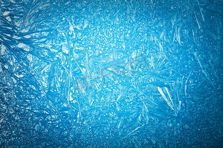蓝色背景上的玻璃上的霜状图案