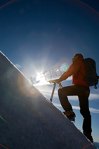 孤独的男性登山者攀登白雪覆盖的山脊；勃朗峰，欧洲。