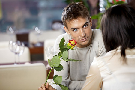 送花情侣摄影照片_咖啡馆里的情侣--男人给女人送花
