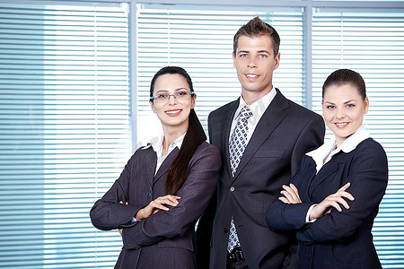 三个穿着西装的年轻人看着镜头西服合影