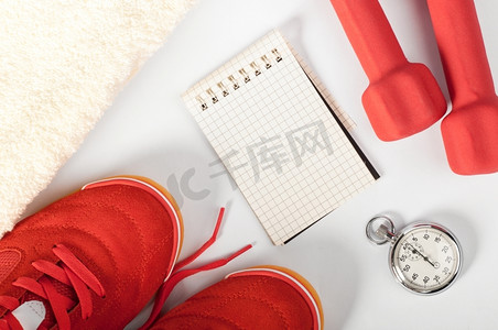 笔记，毛巾，红色运动鞋，杠铃和秒表顶视图