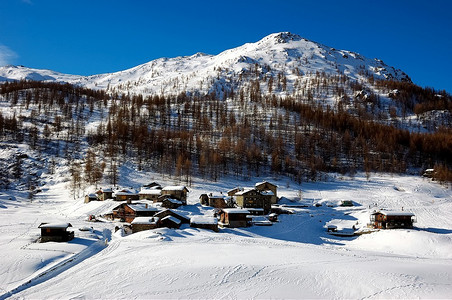 一个被雪覆盖的小山村，冬天
