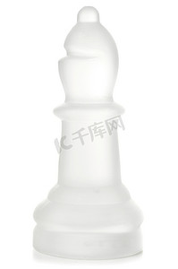白色背景剪裁的玻璃国际象棋主教