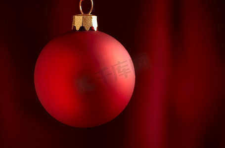 传统节日形象，红色球体，选择性地聚焦于金属部件
