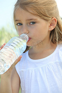 金发可爱的小女孩在喝水