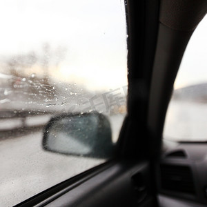雨天驾驶摄影照片_雨天车窗上的雨滴