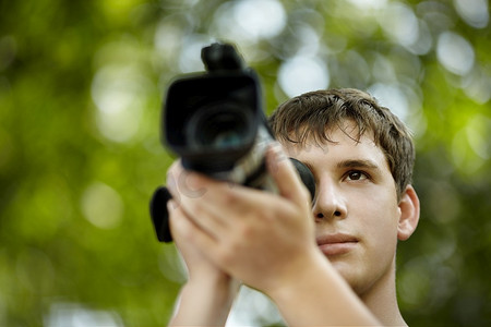青少年与摄像机捕捉，选择性地集中在眼睛，自然光