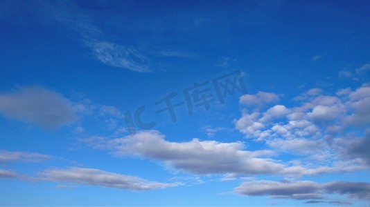 云层上摄影照片_蓝天白云。
