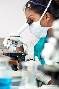 亚洲女医生在实验室里使用显微镜的亚洲女医生或科研人员