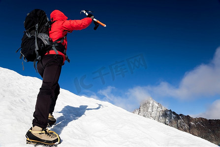 登山者登上白雪皑皑的山峰。格里沃拉，意大利西部阿尔卑斯山，欧洲。水平框架。