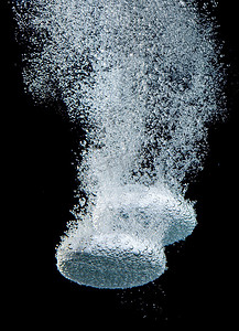 2气泡摄影照片_泡腾片在水中，有气泡。