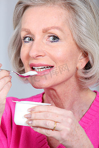 吃酸奶摄影照片_老妇人吃酸奶写真