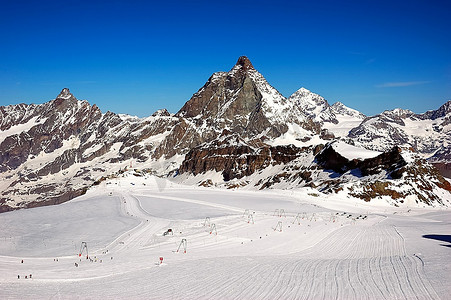 泽马特滑雪场，背景是瑞士马特宏峰