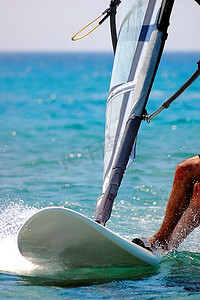 帆板运动员摄影照片_帆板运动员在活动；背景是蓝色的大海；垂直方向