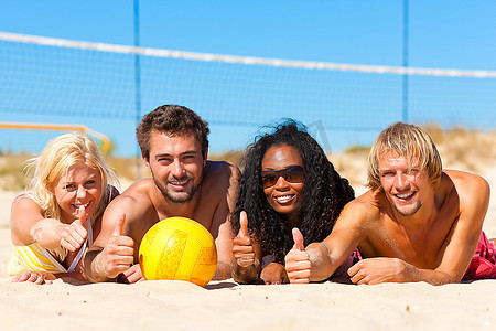 休息一下下摄影照片_一群朋友--女人和男人--打沙滩排球；他们休息一下，躺在阳光下