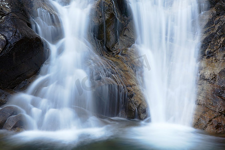 横摄影照片_双层瀑布，夏季，横框；意大利