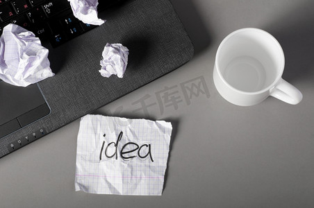 商业创意概念。笔记本电脑、纸张和皱巴巴的纸团放在桌子上。