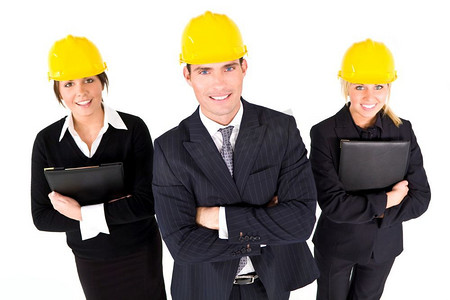 一张工业概念照片，展示了两个女人和一个戴着安全帽的男人。焦点放在前景中的那个人身上