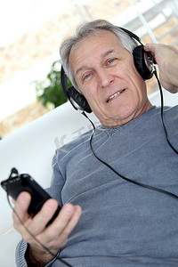 戴着耳机听音乐的老人