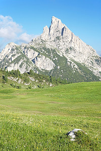 意大利特伦蒂诺白云岩山脉的山脉景观。