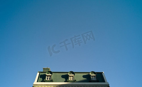 绿色屋顶和蓝天，葡萄牙里斯本