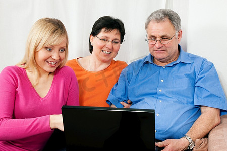 家庭(父母和成年女儿)使用笔记本电脑上网