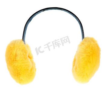 青色耳罩耳机摄影照片_白色背景上的黄色耳片。