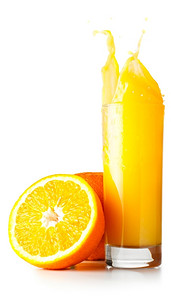 橙汁在白色背景的玻璃杯中飞溅