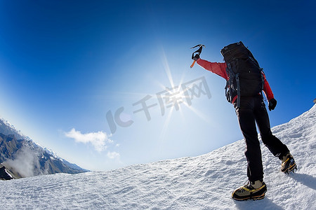 登山者登上白雪皑皑的山峰。格里沃拉，意大利西部阿尔卑斯山，欧洲。水平框架。