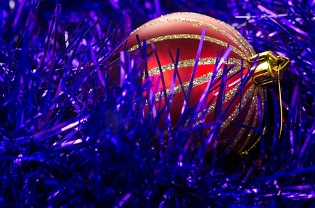 紫色花环的红色圣诞装饰球
