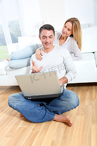 幸福的夫妻在家上网